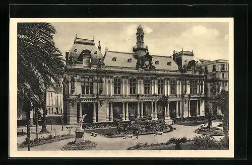 AK Bone, L`Hôtel de Ville et le Square de la Liberté