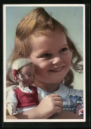 AK Mädchen mit Puppe im Arm