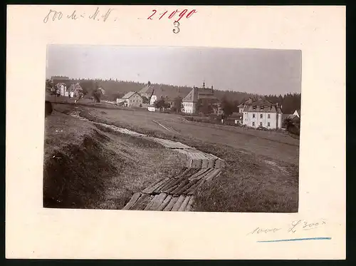 Fotografie Brück & Sohn Meissen, Ansicht Reitzenhain i. Erzg., Holzplanken als Weg in den Ort mit Blick in den Ort