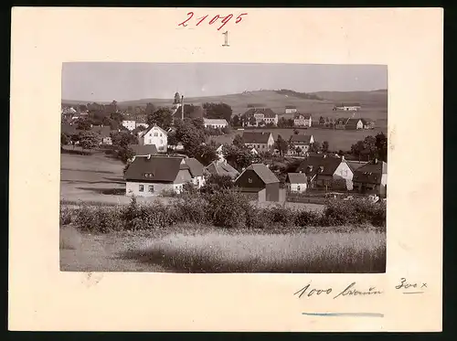 Fotografie Brück & Sohn Meissen, Ansicht Zöblitz i. Erzg., Blick in den Ort mit Kirche