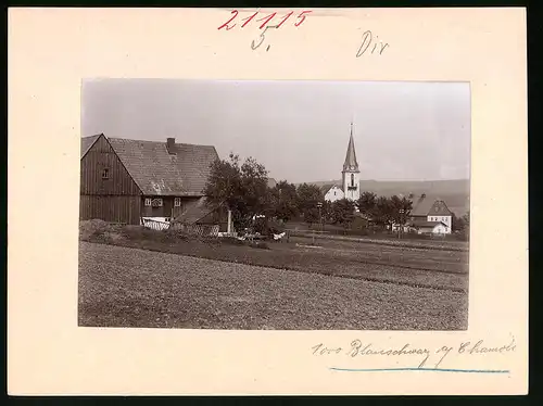 Fotografie Brück & Sohn Meissen, Ansicht Deutsch-Einsiedel, Blick auf eine Gutshof mit Kirche
