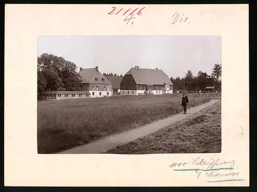 Fotografie Brück & Sohn Meissen, Ansicht Deutsch-Einsiedel, Partie am Gutshof mit Wanderer samt Stock