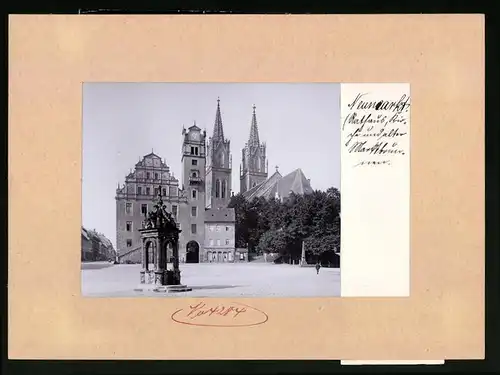 Fotografie Brück & Sohn Meissen, Ansicht Oschatz, Neumarkt mit Rathaus und alten Marktbrunnen, Kirche