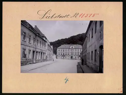 Fotografie Brück & Sohn Meissen, Ansicht Liebstadt i. Sa., Blick zum Markt mit Gasthaus zum schwarzen Kleeblatt, Denkmal