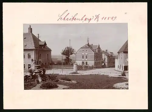 Fotografie Brück & Sohn Meissen, Ansicht Scheibenberg i. Erzg., Postplatz mit Kaiserlichem Postamt und Litfasssäule