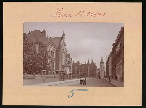 Fotografie Brück & Sohn Meissen, Ansicht Riesa a. Elbe, Albertstrasse mit Kgl. Amtsgericht, Blick zur Kirche