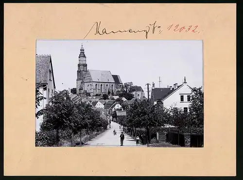 Fotografie Brück & Sohn Meissen, Ansicht Kamenz i. Sa., Blick in die Pulsnitzer Strasse zur Kirche rauf