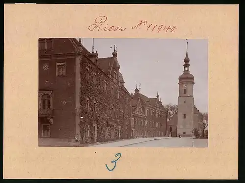 Fotografie Brück & Sohn Meissen, Ansicht Riesa a. Elbe, Partie am Rathaus mit Blick zur Klosterkirche