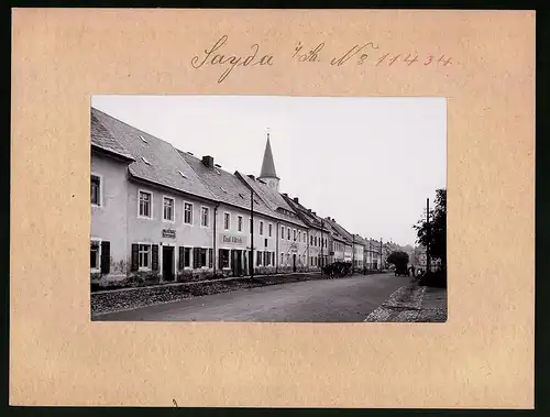 Fotografie Brück & Sohn Meissen, Ansicht Sayda i. Sa., Hauptstrasse mit Geschäften Emil Ulrich, Morit Rabe, Ratskeller