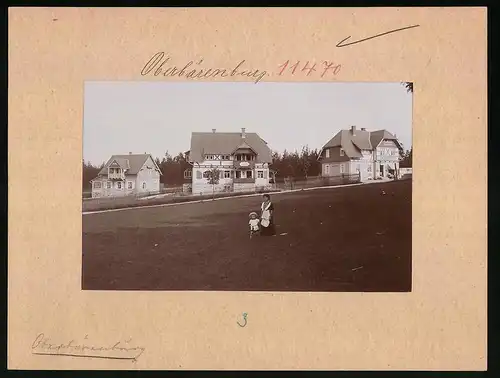 Fotografie Brück & Sohn Meissen, Ansicht Oberbärenburg i. Erzg., Villen im Ort, Kindermädchen mit Kind