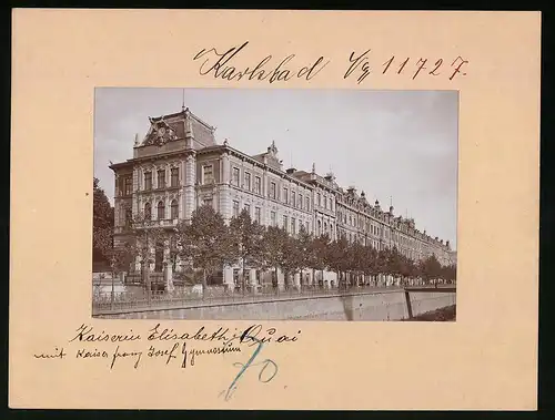 Fotografie Brück & Sohn Meissen, Ansicht Karlsbad, Prtie am Elisabeth Quai mit Kaiser Franz Joseph Gymnasium