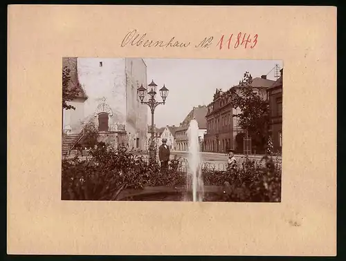 Fotografie Brück & Sohn Meissen, Ansicht Olbernhau, Marktplatz mit Knaben am Brunnen