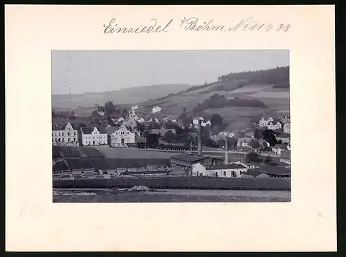 Fotografie Brück & Sohn Meissen, Ansicht Niedereinsiedel, Ortsansicht mit Turnhalle und Fabrik