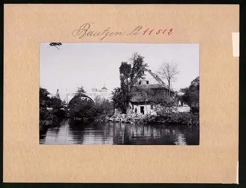 Fotografie Brück & Sohn Meissen, Ansicht Bautzen, Brücke & Gebäude an der Spree