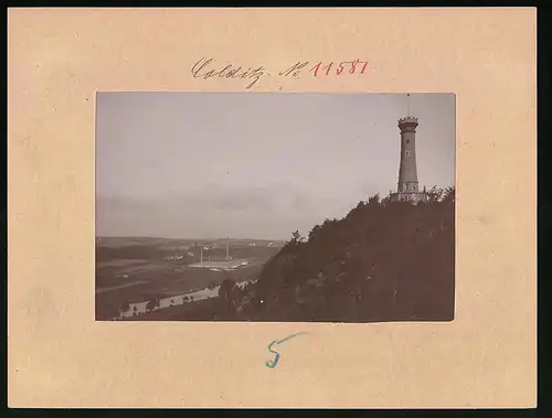 Fotografie Brück & Sohn Meissen, Ansicht Colditz, Heimatturm mit Fabrik im Hintergrund