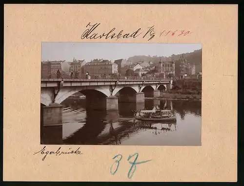 Fotografie Brück & Sohn Meissen, Ansicht Karlsbad, Boot passiert die Egerbrücke