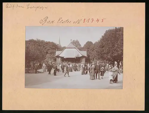 Fotografie Brück & Sohn Meissen, Ansicht Bad Elster, Zuschauer vor der Bühne auf dem Badeplatz