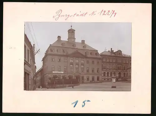 Fotografie Brück & Sohn Meissen, Ansicht Burgstädt, Rathaus mit Rathskeller, Vorplatz und Litfasssäule