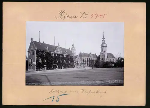 Fotografie Brück & Sohn Meissen, Ansicht Riesa a. Elbe, Blick auf das Rathaus mit Klosterkirche