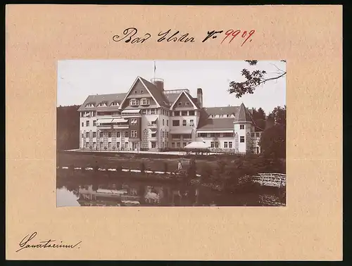 Fotografie Brück & Sohn Meissen, Ansicht Bad Elster, Blick auf das Sanatorium am Fluss