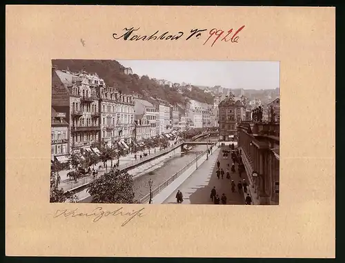 Fotografie Brück & Sohn Meissen, Ansicht Karlsbad, Kreuzstrasse, Mühlbrunnen, Kolonnade, Hotel Drei Lilien