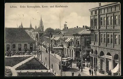 AK Libau, Ecke Rosenplatz, Korn- und Kaufstrasse mit einbiegender Strassenbahn