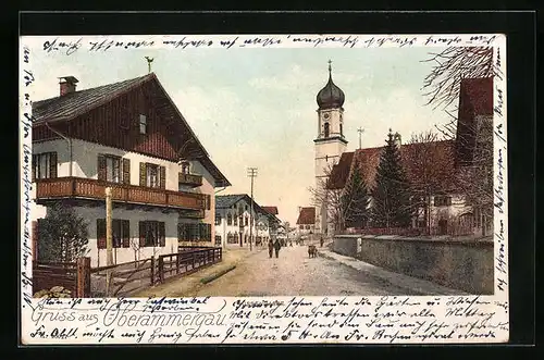 AK Oberammergau, Aussengasse mit der Kirche