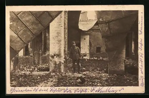 AK Pinsk, Soldat im zerstörten Bahnhof