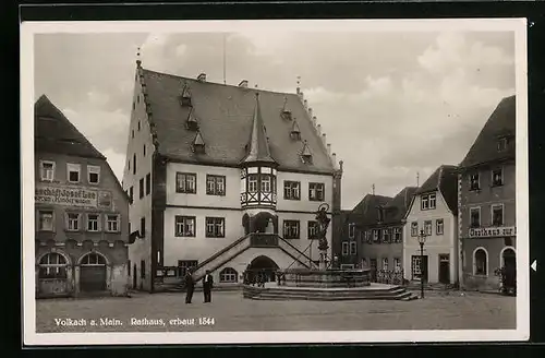AK Volkach a. Main, Rathaus mit Geschäft von Josef Lea und Gasthaus