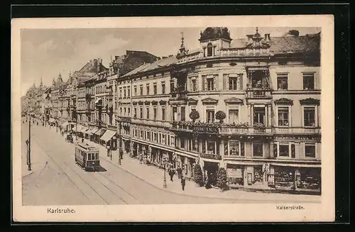 AK Karlsruhe, Kaiserstrasse aus der Vogelschau mit Strassenbahn