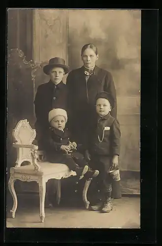 Foto-AK Mutter mit ihren Kindern in Studiokulisse