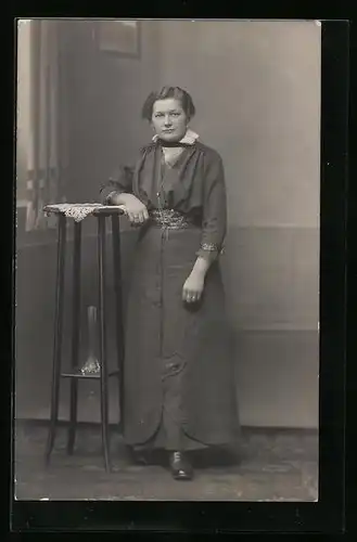 Foto-AK Dame im langen Kleid in Studiokulisse