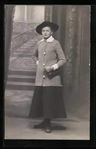 Foto-AK Junge Dame mit Hut in Studiokulisse