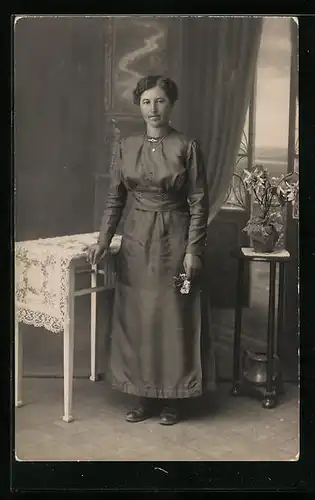 Foto-AK Dame im Kleid mit Blumenbouquet in Studiokulisse