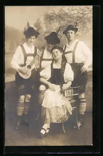 Foto-AK Junge Musikanten in Tracht mit Gitarre in Studiokulisse