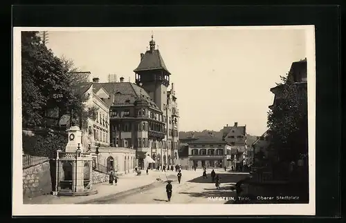 AK Kufstein, Oberer Stadtplatz mit Passanten