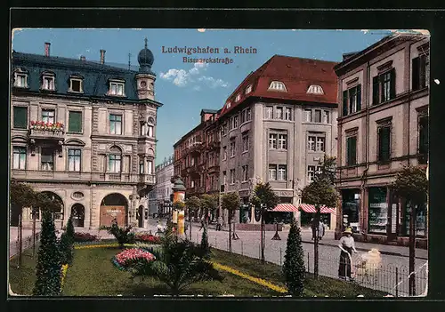 AK Ludwigshafen a. Rhein, Bismarckstrasse mit Grünanlage