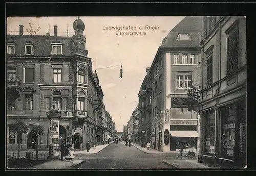 AK Ludwigshafen a. Rh., Bismarckstrasse mit Litfasssäule und Geschäften