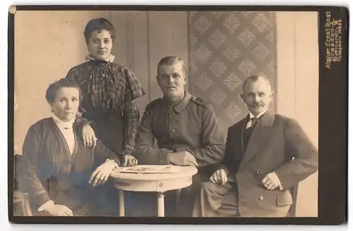 Fotografie Ernst Rost, Dresden, Wettinerstrasse 15, Junger Soldat mit Eltern und Braut im Sonntagsstaat