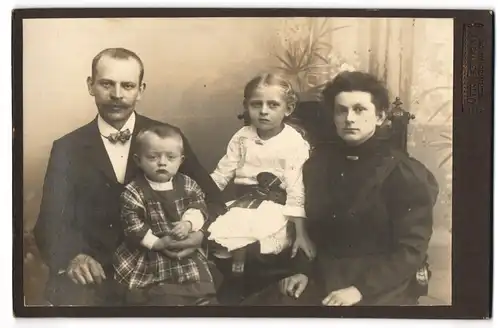 Fotografie Otto Äsimont, Geringswalde, Junges Paar mit zwei kleinen Kindern in sonntäglicher Kleidung