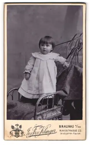 Fotografie Jos. Frz. Klinger, Braunau a. Inn, Ringstr. 23, Süsses Mädchen auf einem Stuhl