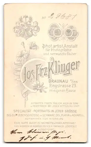 Fotografie Jos. Frz. Klinger, Braunau a. Inn, Ringstr. 23, Süsses Mädchen auf einem Stuhl