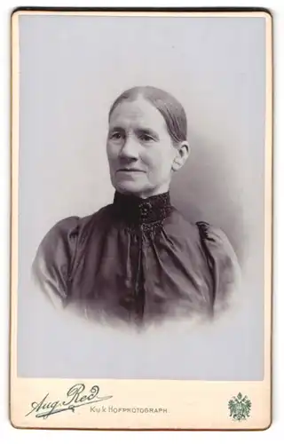 Fotografie J. Gaugler, Stuttgart, Calwerstr. 58, Portrait einer reiferen Dame
