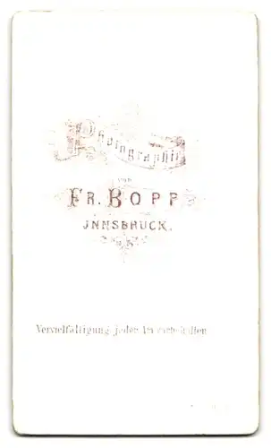 Fotografie Fr. Bopp, Innsbruck, Portrait eines Herrn mit Fliege