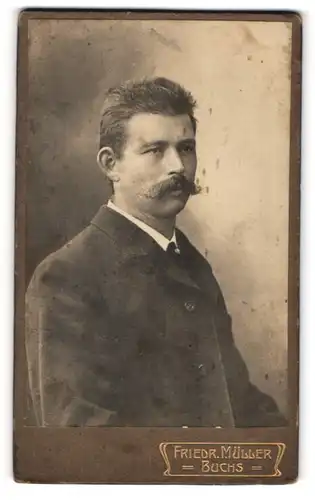 Fotografie Friedrich Müller, Buchs, Schulhausstrasse, Portrait eines schnauzbärigen Herrn