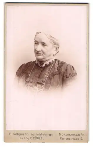 Fotografie F. Tellgmann, Nordhausen a. H., Rautenstrasse 12, Portrait einer reiferen Dame im Kleid