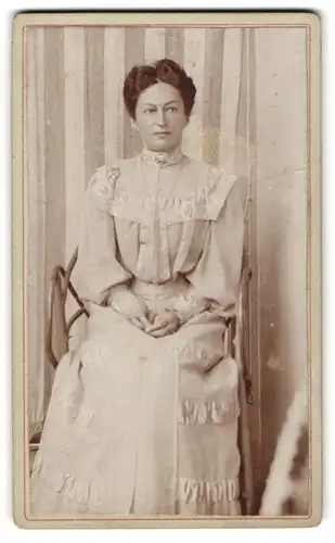 Fotografie unbekannter Fotograf und Ort, Junge Frau in hellem Kleid mit Rüschen