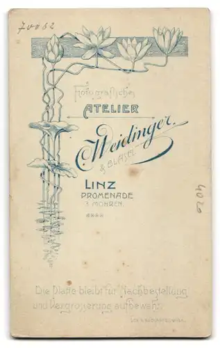 Fotografie Atelier Weidinger, Linz, Promenade 3 Mohren, Selbstbewusstes junges Mädchen mit Kreuzkette