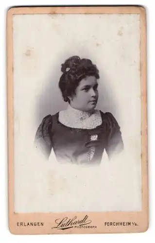 Fotografie Atelier Gustav Luthardt, Forchheim i. B., Nürnbergerstr. 500b, Portrait einer feschen jungen Dame