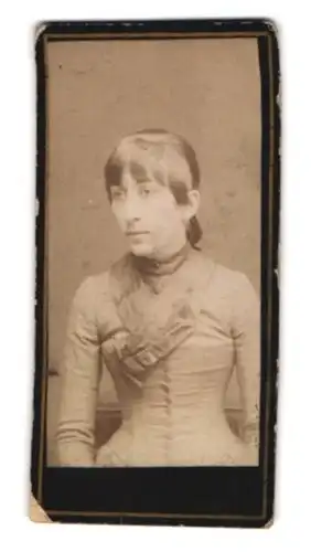 Fotografie unbekannter Fotograf und Ort, Junge Frau mit strähniger Ponyfrisur im taillierten Kleid